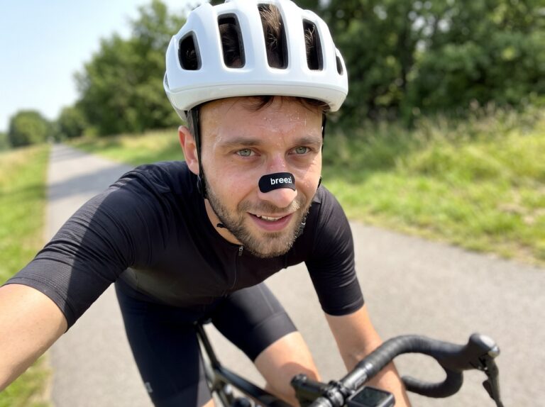 Breezi Gründer beim Radfahren mit Nasenpflaster